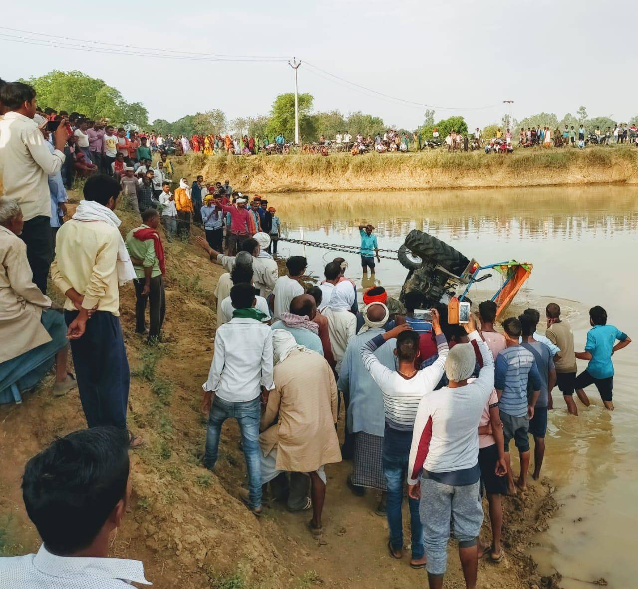 मीरजापुर  : तालाब में पलटा ट्रैक्टर, चालक की मौत