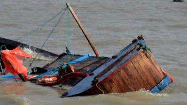 बाढ़ के पानी में पलटी नाव, पिता-पुत्र समेत तीन की मौत और दो लापता