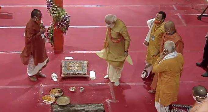 प्रधानमंत्री नरेंद्र मोदी ने  राम जन्मभूमि पर राम मंदिर शिलान्यास की नींव रखी