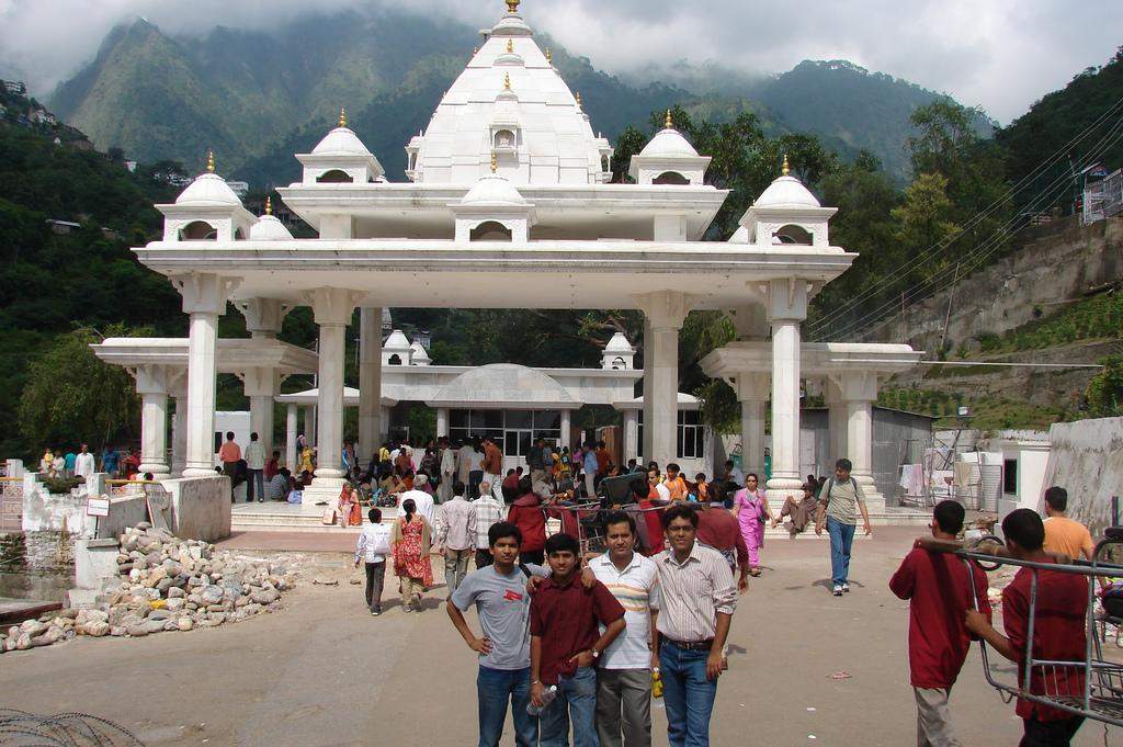 कश्मीर में कोरोना की वजह से मार्च से बंद धार्मिक स्थल फिर से खुले
