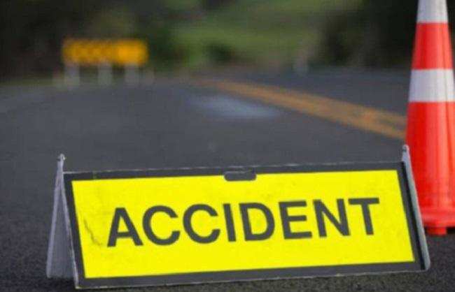 जौनपुर में कार खाई में गिरी, तीन की मौत व चार घायल