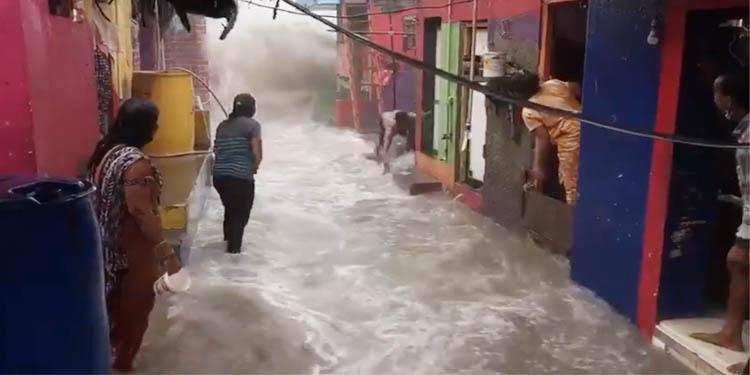 मुंबई में मूसलाधार बारिश से कई इलाकों में जलभराव