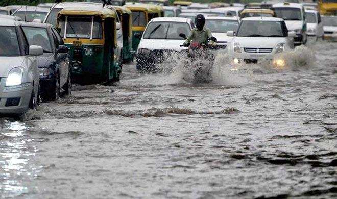 दिल्ली में भारी बारिश, कई इलाकों में लगा लंबा जाम