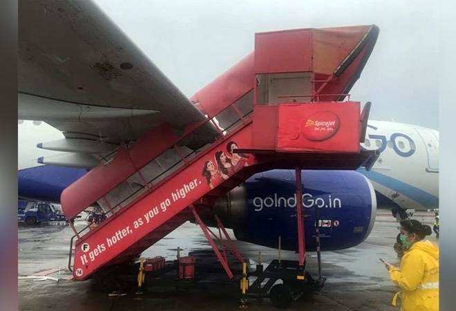 मुंबई हवाई अड्डे पर इंडिगो का विमान क्षतिग्रस्त