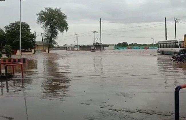 गुजरात में फिर भारी बारिश, धंधुका-अहमदाबाद राजमार्ग पानी में डूबा