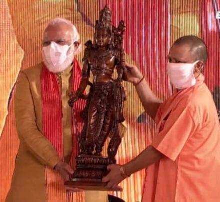 मुख्यमंत्री योगी ने प्रधानमंत्री को भेंट की उत्कृष्ट नक्काशी वाली कोदण्ड राम की प्रतिमा