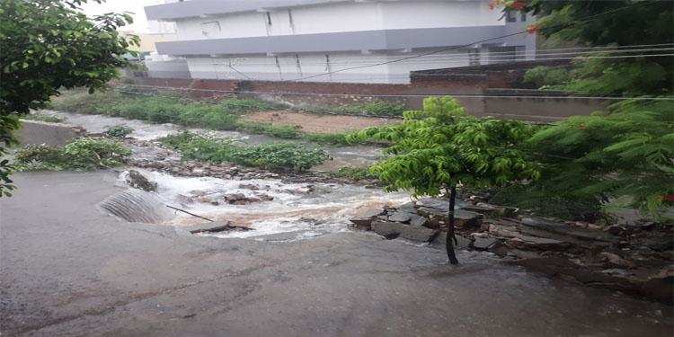 जयपुर में भारी बारिश, चारदीवारी क्षेत्र में डूबे वाहन, सड़कें जलमग्न