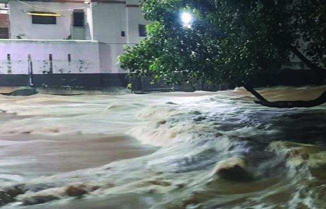 गुजरात के कई इलाकों में भारी बारिश से जनजीवन प्रभावित, गिरनार में 6 इंच बारिश