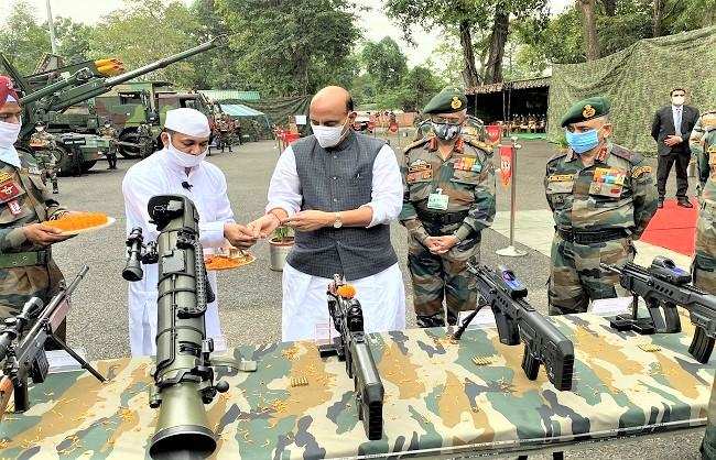 रक्षा मंत्री राजनाथ ने सुकना युद्ध स्मारक में किया शस्त्र पूजन