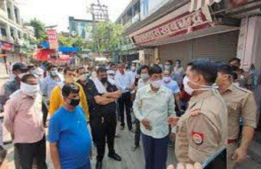UP- बाजार खोलने को लेकर हंगामा, पुलिसकर्मियों को बनाया बंधक