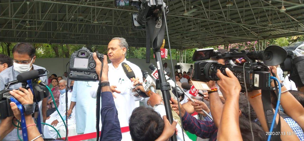 मीडिया के सामने मुख्यमंत्री गहलोत ने किया शक्ति प्रदर्शन