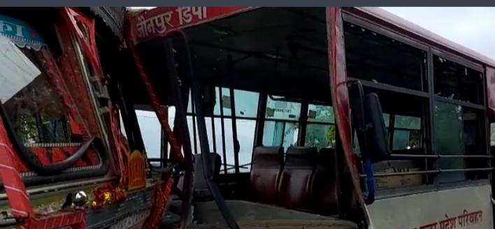 जौनपुर : रोडवेज बस और टैंकर की टक्कर में 12 यात्री घायल