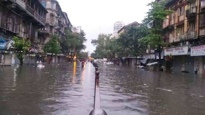 मुंबई के कई इलाकों में जलभराव कम हुआ, यातायात सेवा बहाल
