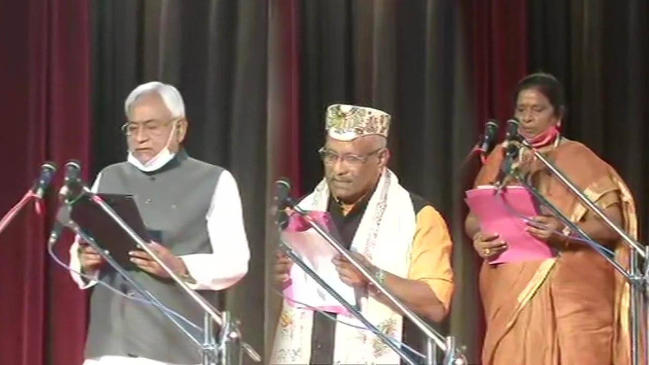 नीतीश ने सातवीं बार बिहार के मुख्यमंत्री पद की शपथ ली,तार किशोर प्रसाद एवं रेणु देवी डिप्टी सीएम बने