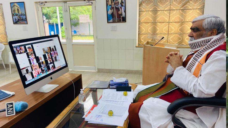 केंद्रीय मंत्री अश्विनी चौबे ने वाराणसी में मोबाइल लैब बाइक का किया शुभारंभ