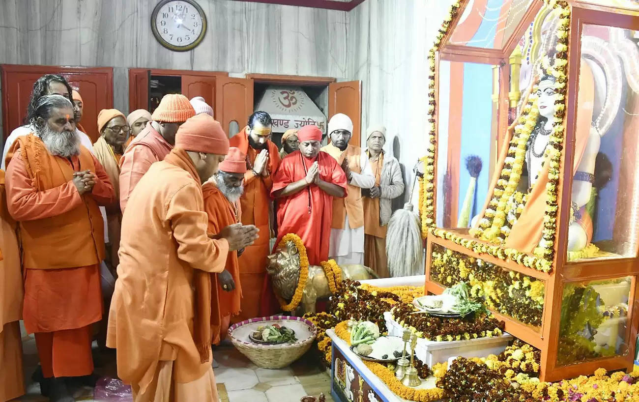 सीएम योगी ने ब्रह्म मुहूर्त में गोरक्ष पीठाधीश्वर के रूप में गोरखनाथ मंदिर में रविवार सुबह खिचड़ी चढ़ाकर मकर संक्रांति की शुरुआत की 