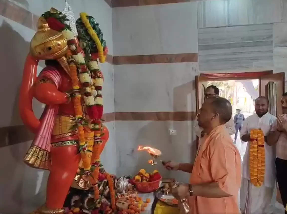 गोरखनाथ मंदिर में हनुमान जी के दोनों विग्रहों के समक्ष मुख्यमंत्री योगी ने लोकमंगल प्रार्थना की