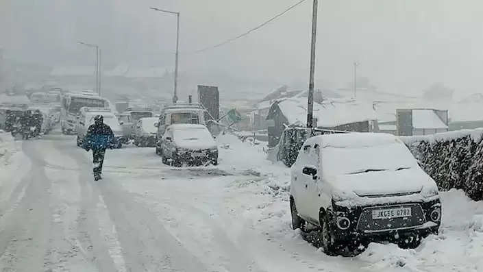 Weather report: कश्मीर-हिमाचल और उत्तराखंड के पहाड़ी इलाकों में बर्फबारी, धीरे-धीरे जोर पकड़ेगी सर्दी