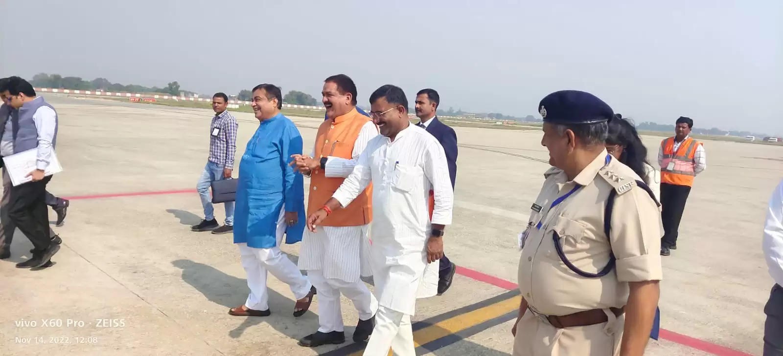 केन्द्रीय मंत्री नितिन गडकरी पहुंचे बाबतपुर एयरपोर्ट, भव्य स्वागत