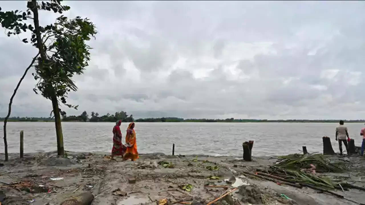 बिहारः सितरंग चक्रवात का असर, 12 जिलों में अगले 48 घंटे तक हो सकती है हल्की बारिश