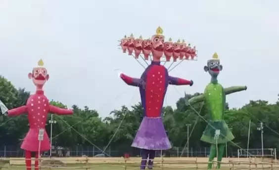 Varanasi: Preparations for Dussehra fair in Bareka completed; The effigies of Dashanan, Kumbhakarna and Meghnad stood in the ground, after twelve o'clock all types of vehicles were banned in the fair area.