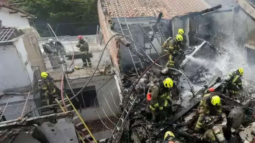 उड़ान भरने के कुछ देर बाद ही घरों पर जा गिरा विमान, फिर उठे आग के शोले, देखिए Shocking Video 