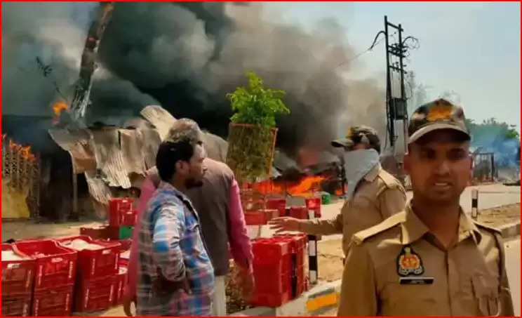 चित्रकूट के सीतापुर सब्जी मंडी में लगी भीषण आग:आग लगने से 15 दुकानें जलकर राख, दमकल की दो गाड़ियां आग बुझाने में जुटीं