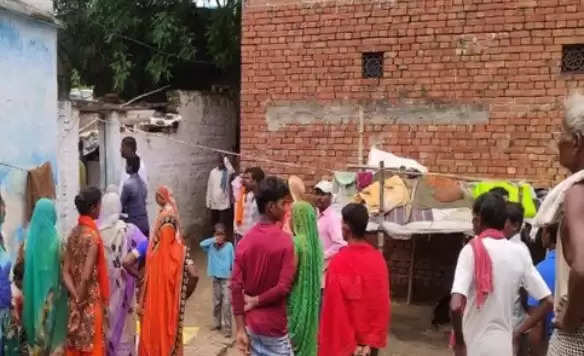 Chandauli: During the strong storm last night, the wall of three rooms of a house with a tin shed collapsed.