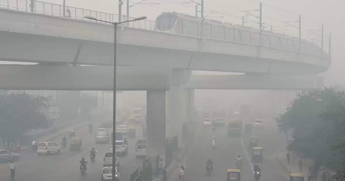 A blanket of haze in Delhi NCR, air quality in severe category