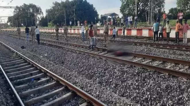 Varanasi: Lover and girlfriend committed suicide by jumping in front of a train at Chaukhandi railway station.