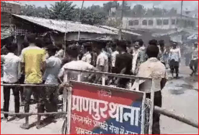 बिहार में प्रदर्शनकारियों पर फायरिंग, एक की मौत, 2 गंभीर:कटिहार में बिजली कटौती के विरोध में लोगों ने किया पथराव