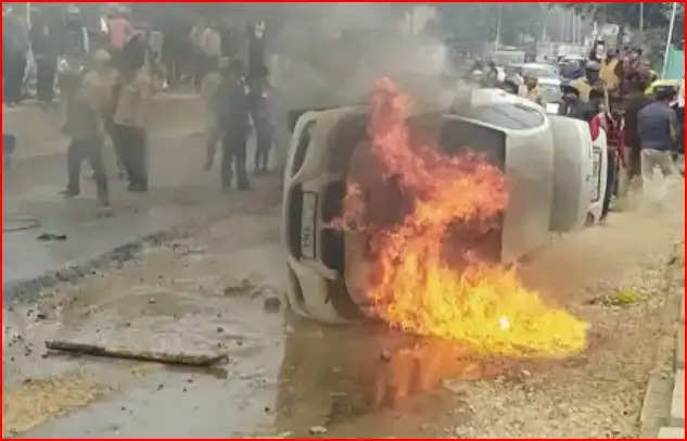 वाराणसी : कैंट थाना क्षेत्र में पुलिस लाइन के सामने चलती कार में आग लगी