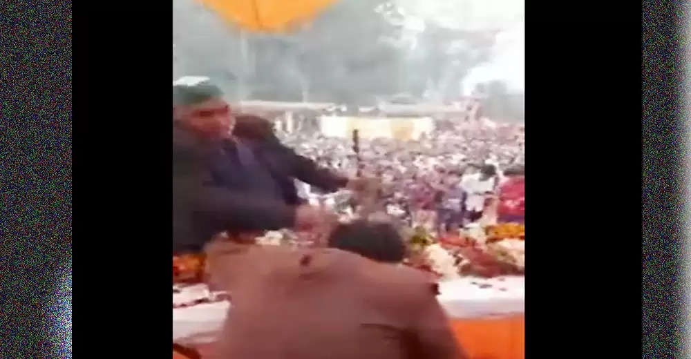 BJP MLA Pankaj Gupta was slapped by a farmer in front of everyone on stage