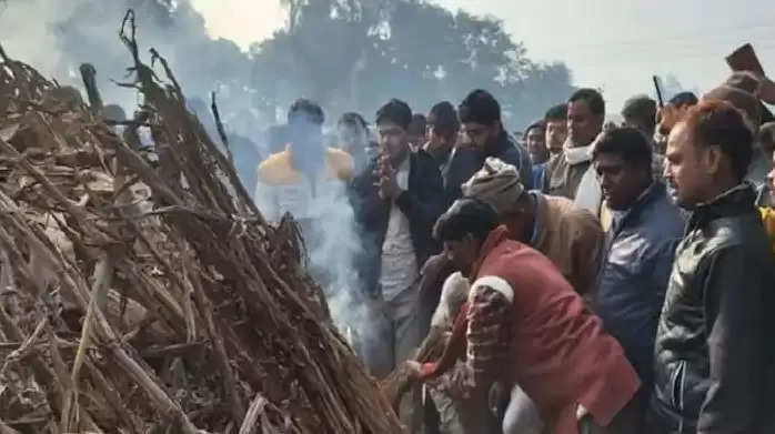 फिरोजाबाद हादसा: एक ही चिता पर हुआ 6 लोगों का अंतिम संस्कार, घरों में नहीं जले चूल्हे, बाजार में पसरा सन्नाटा
