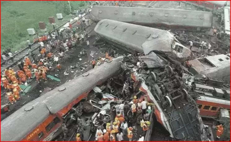 ओडिशा में तीन ट्रेन टकराईं, 288 मौतें, 900 घायल