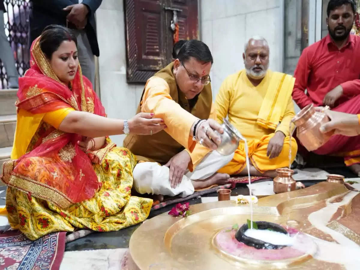  होली पर मुख्यमंत्री धामी सपत्नीक पहुंचे कनखल, दक्ष मंदिर में की पूजा-अर्चना