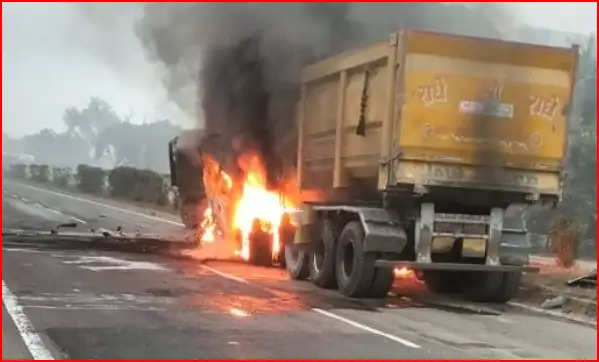 उन्नाव : लखनऊ-कानपुर नेशनल हाईवे पर दो ट्रक आपस में भिड़े ,  दो जिंदा जले