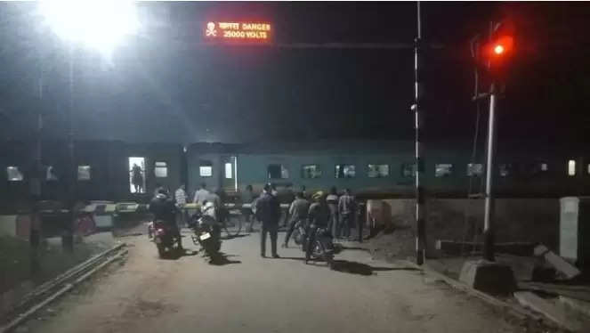 मिर्जापुर : राजधानी एक्सप्रेस हादसे का शिकार होने से बाल-बाल बची ,ट्रेन का इंजन इंजन क्षतिग्रस्त