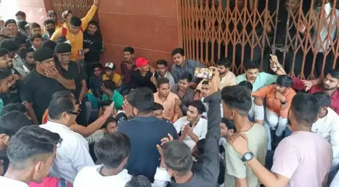 Varanasi: Students furious over the disturbances of BSC result in Kashi Vidyapeeth, fierce ruckus in the administrative building