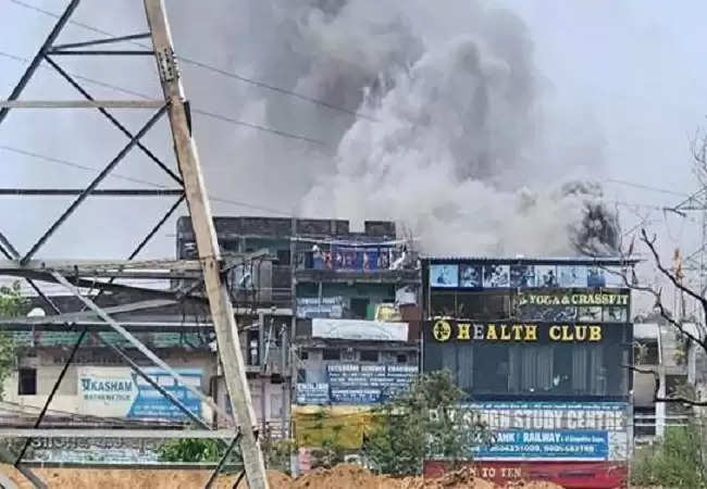  पटना के एक रेस्टोरेंट में लगी आग, दमकल की गाड़ियां आग बुझाने का कर रहीं प्रयास