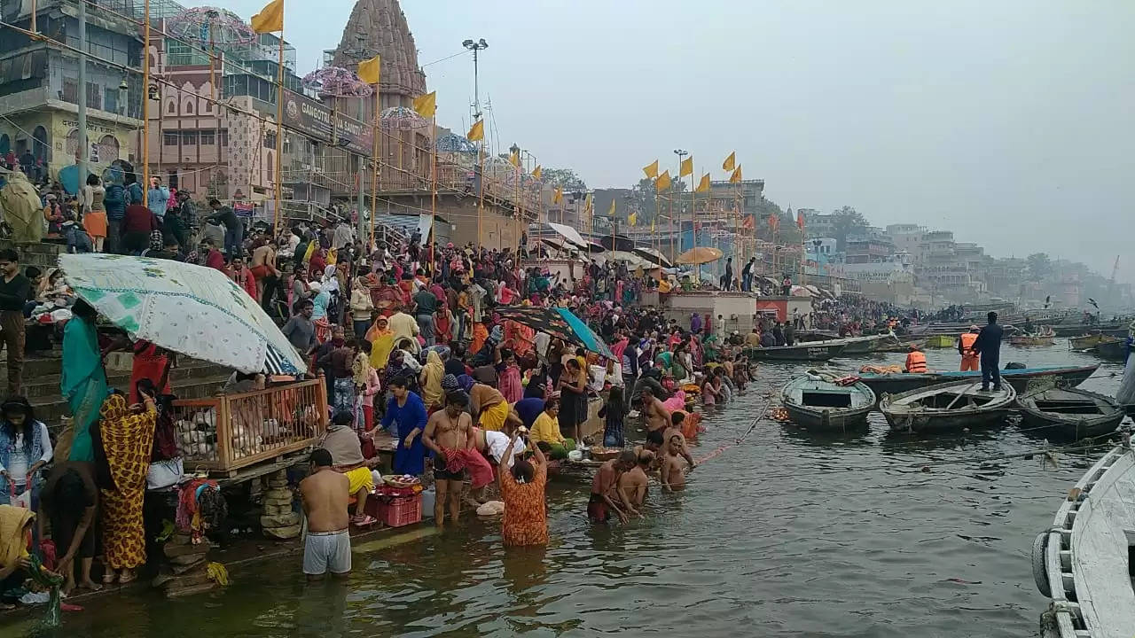 Lakhs of devotees took a holy dip in Ganga in Kashi on Makar Sankranti festival