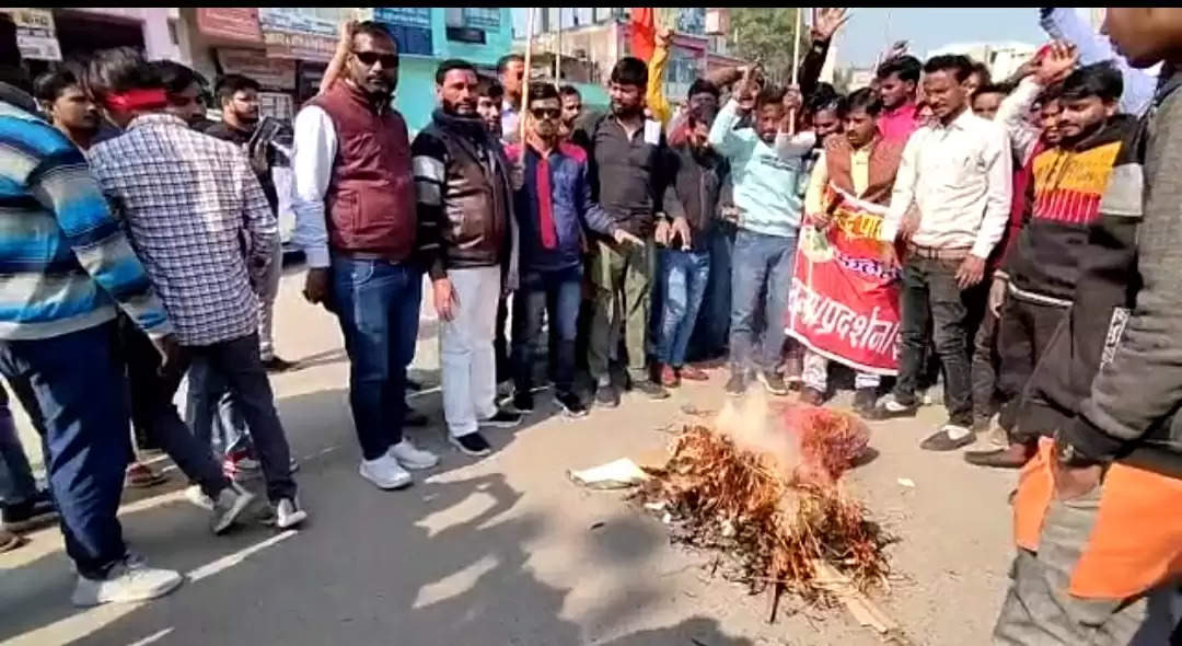 फतेहपुर: हिंदुओं की हत्या के विरोध में इस्लामिक आतंकवाद का फूंका पुतला