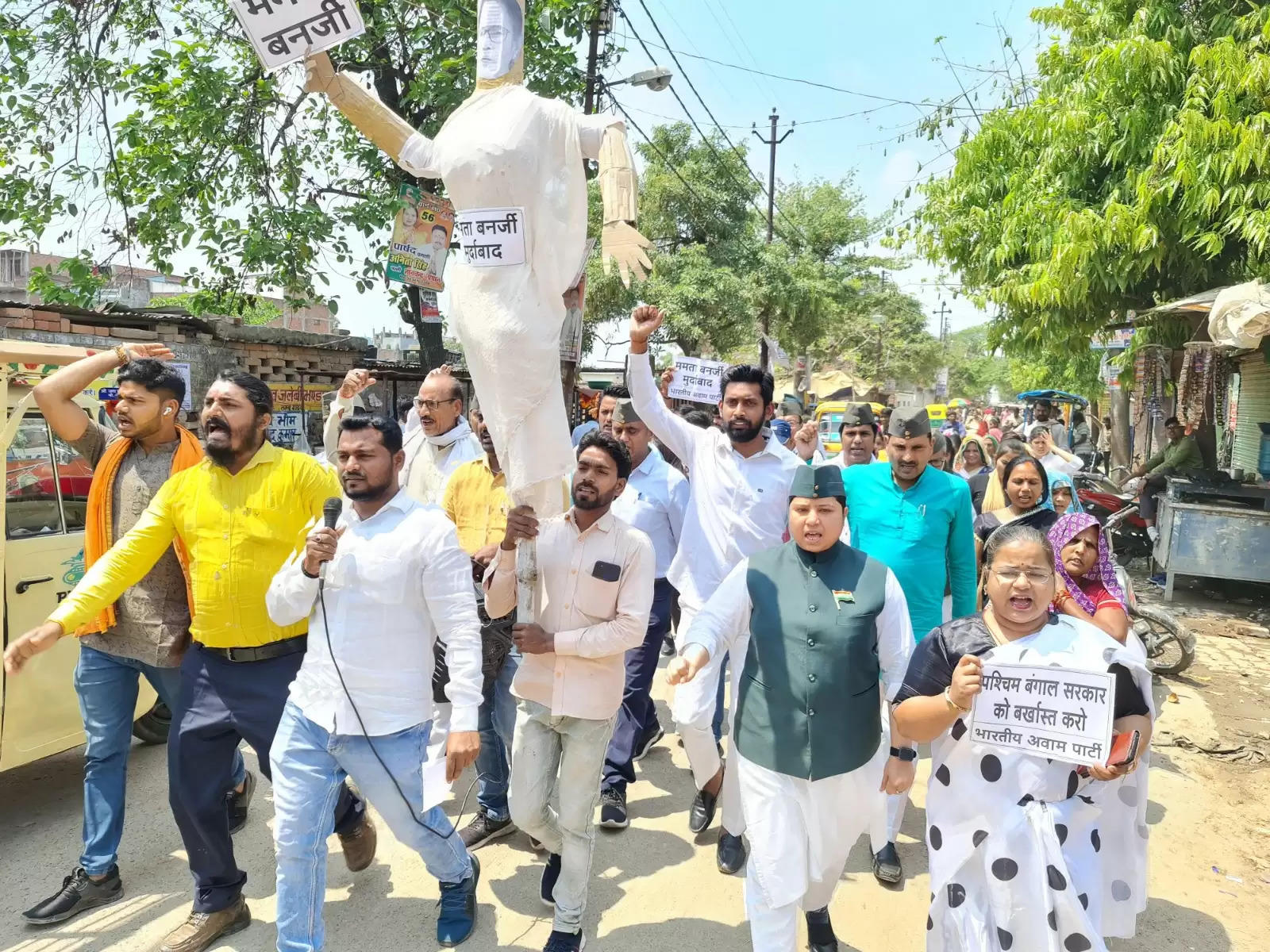  पश्चिम बंगाल में हिंसा से भारतीय अवाम पार्टी नाराज, ममता बनर्जी का पुतला फूंका