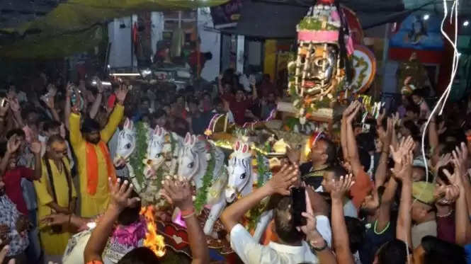 When Baba Laat Bhairav, the judge of Kashi, arrived on the golden chariot to marry with Mata Bhairavi, the residents of Kashi were blessed to see the panoramic view.