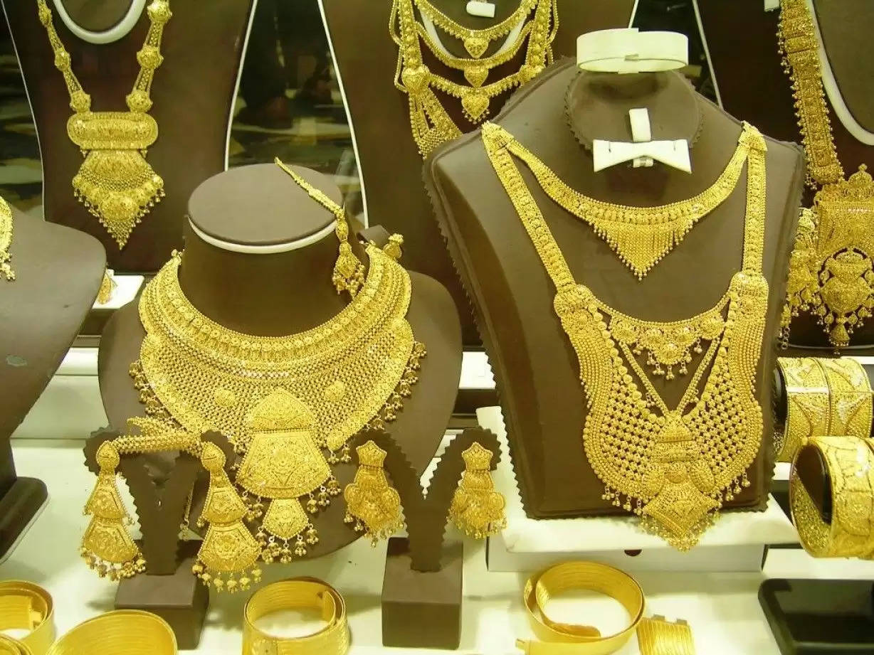 Gold becomes cheaper in the domestic market: Gold below Rs 48,000, silver down by Rs 1100 per kg