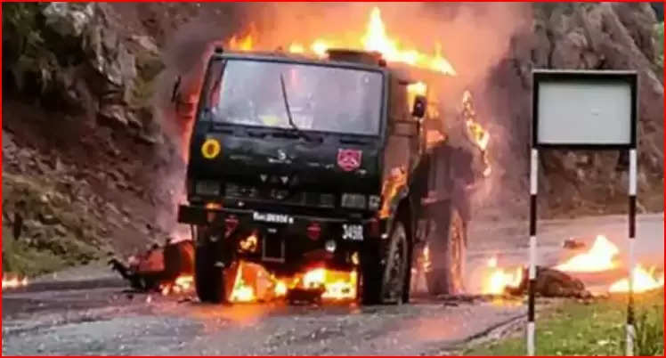 जम्मू-कश्मीर के पुंछ जिले में गुरुवार दोपहर करीब 3 बजे सेना के ट्रक पर आतंकियों ने फायरिंग की। इसके बाद ट्रक में आग लग गई, जिसमें झुलसकर 5 जवान शहीद हो गए। सेना को शक है कि अज्ञात आतंकियों ने ट्रक पर ग्रेनेड भी फेंके। आग इसी से लगी।