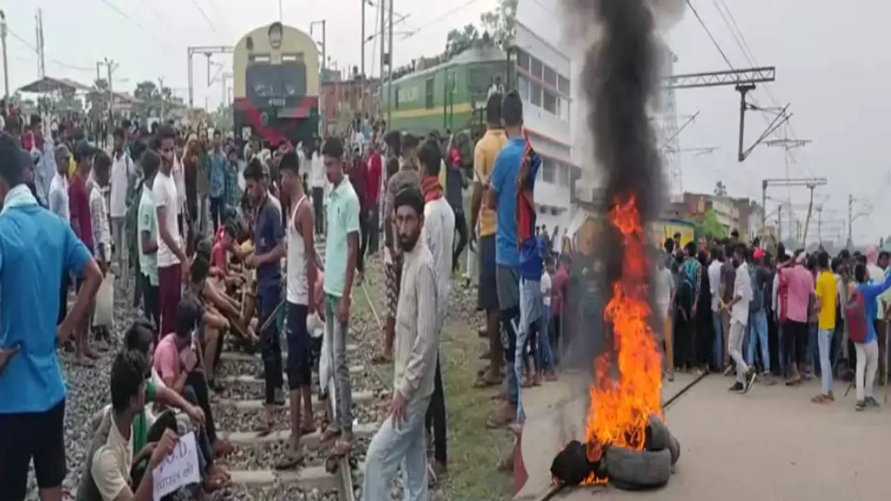 Protest against four years of job: Demonstrations continue for the second day in many districts of Bihar, train stopped at many places, arson