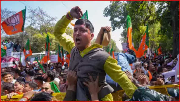 जासूसी मामले में​​​​​​​ BJP का दूसरे दिन भी प्रदर्शन:कई भाजपा कार्यकर्ता हिरासत में; AAP मुख्यालय पर CM केजरीवाल का प्रोग्राम कैंसिल