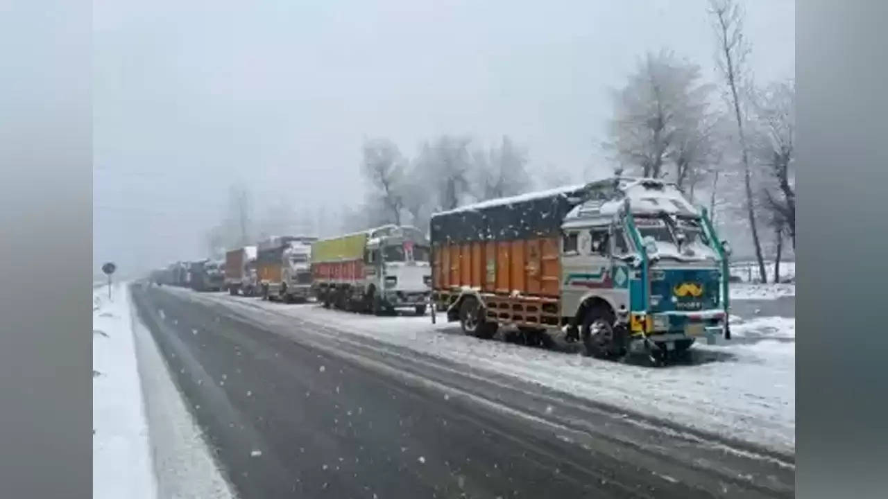 भूस्खलन से जम्मू-श्रीनगर राष्ट्रीय राजमार्ग बंद, तीन हजार वाहन फंसे