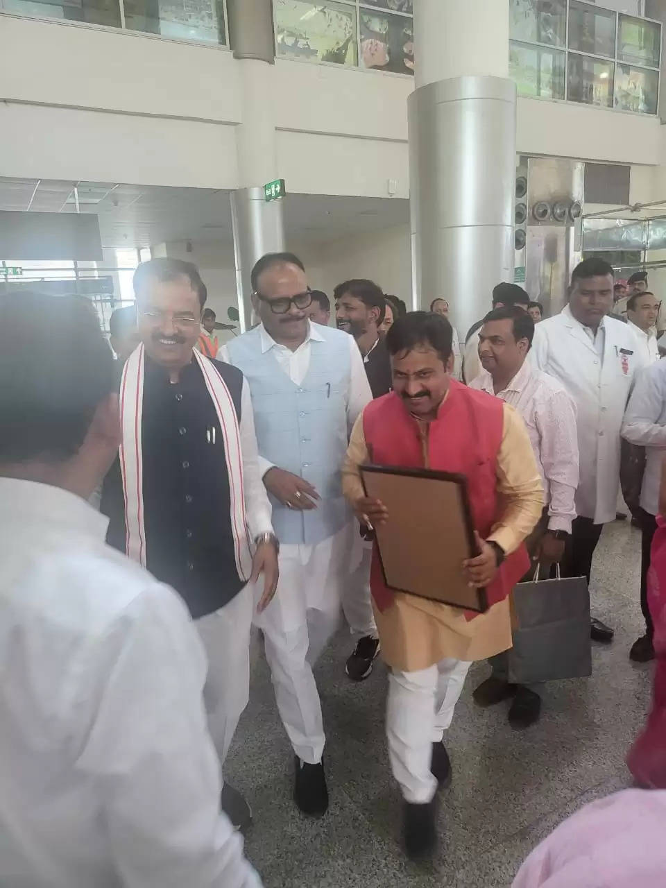  वाराणसी एयरपोर्ट पहुंचे उपमुख्यमंत्री केशव प्रसाद मौर्य व ब्रजेश पाठक, भाजपा नेताओं ने किया स्वागत